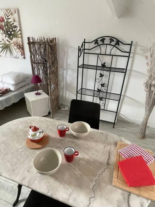 Le Cocon Rouge - Studio En Plein Centre Historique ล็องบาล ภายนอก รูปภาพ