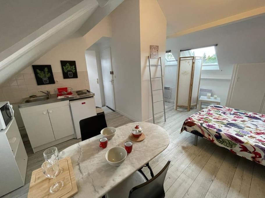 Le Cocon Rouge - Studio En Plein Centre Historique ล็องบาล ภายนอก รูปภาพ