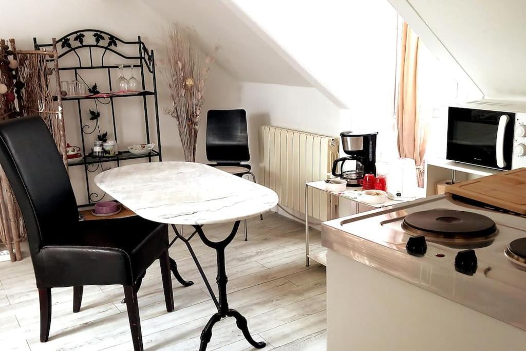 Le Cocon Rouge - Studio En Plein Centre Historique ล็องบาล ภายนอก รูปภาพ